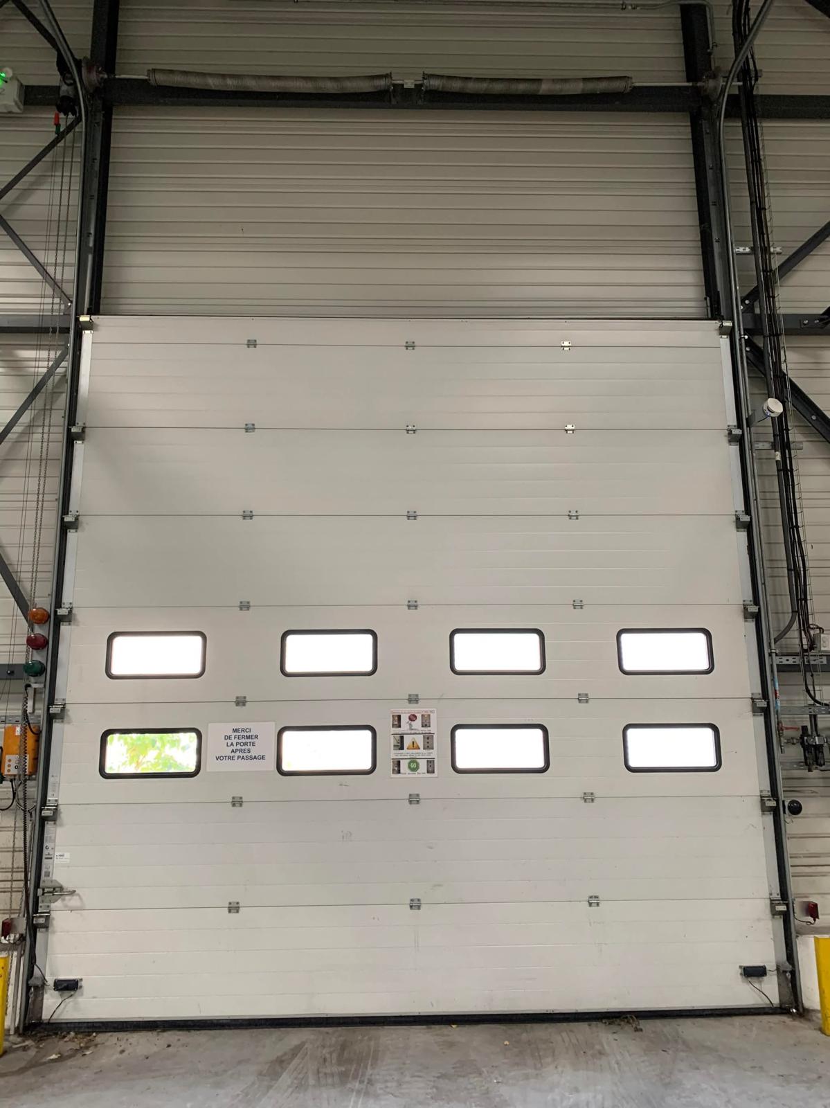 Volet roulant électrique intégré avec télécommande et motorisation silencieuse